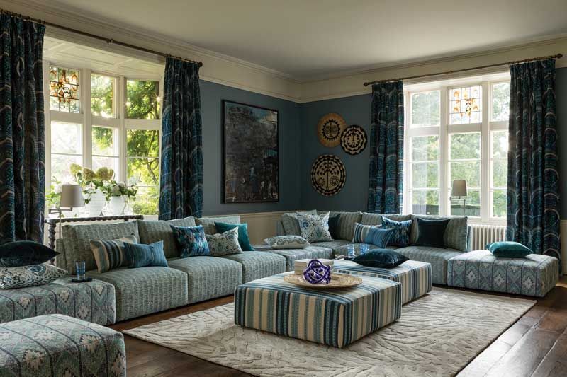 Ein Wohnzimmer mit einem großen Sofa und Ottomane