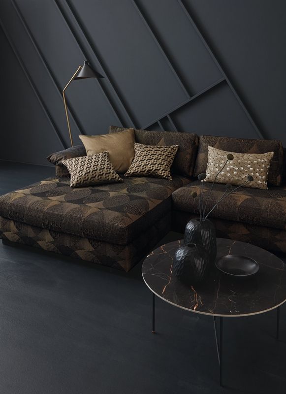 Ein Wohnzimmer mit einer Couch und einem Couchtisch