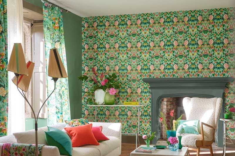 Ein Wohnzimmer mit einer Couch, einem Sessel und einem Kamin