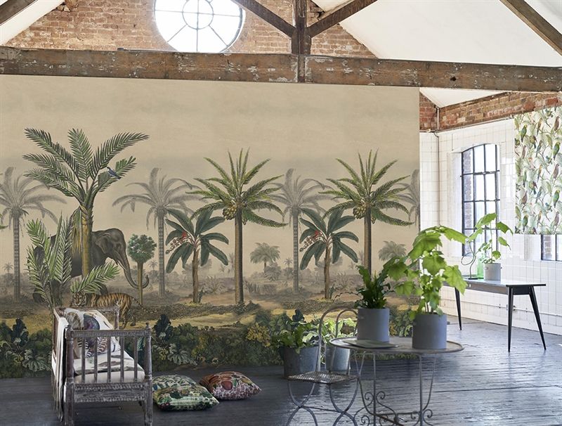 Ein Zimmer mit Palmen und einem Elefanten an der Wand