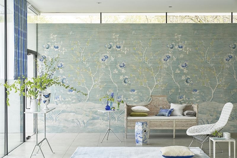 Ein Wohnzimmer mit einer Couch, einem Sessel und einem Tisch