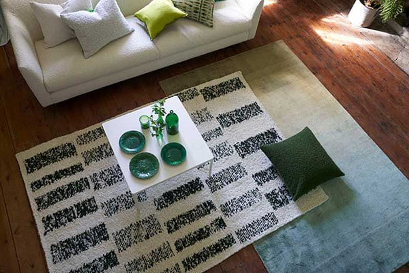 Ein Wohnzimmer mit einer Couch und einem Teppich auf dem Boden