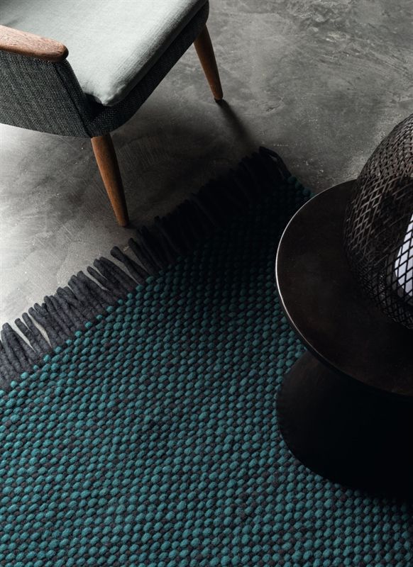 Ein Stuhl steht neben einem Tisch und einem Teppich