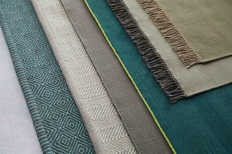 Eine Vielzahl von Teppichen sind übereinander gestapelt