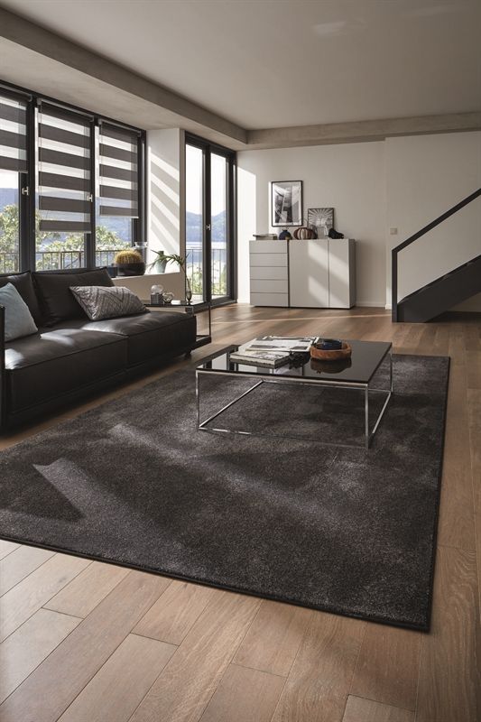 Ein Wohnzimmer mit einer Couch und einem Couchtisch