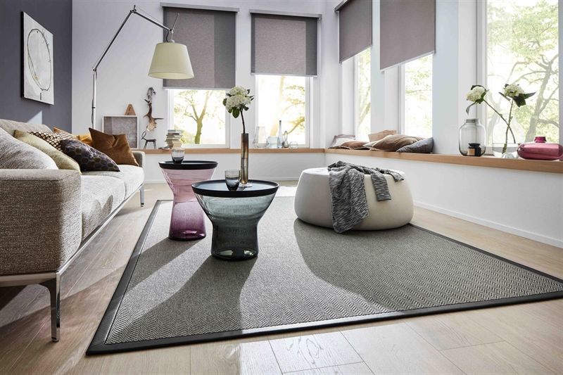 Ein Wohnzimmer mit einer Couch und einem Teppich