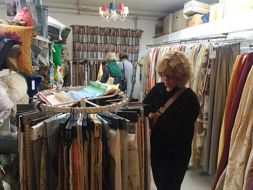 Eine Frau schaut sich in einem Geschäft Stoffe an