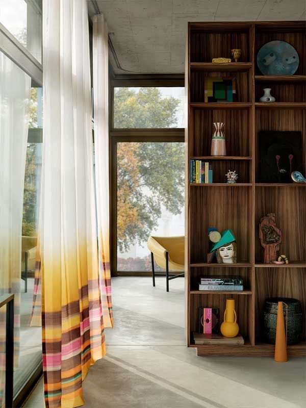 Ein Wohnzimmer mit einem Bücherregal und einem Stuhl