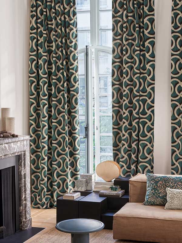 Ein Wohnzimmer mit einer Couch, einem Tisch und einem Kamin