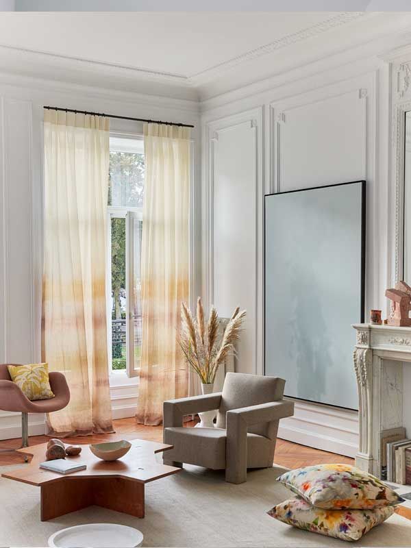 Ein Wohnzimmer mit Sessel, Couchtisch und Kamin.