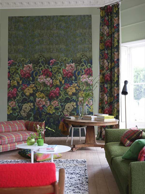 Ein Wohnzimmer mit einer großen Blumentapete an der Wand