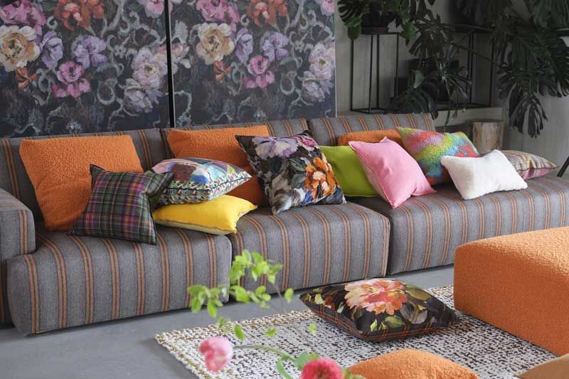 Eine Couch mit vielen Kissen darauf in einem Wohnzimmer