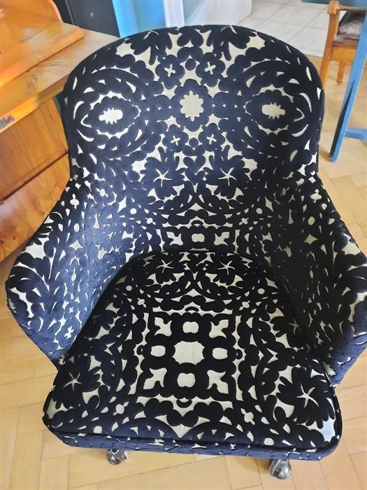 Ein schwarz-weißer Stuhl mit einem Muster darauf