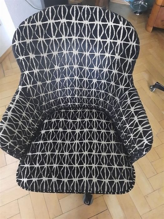 Ein Stuhl mit einem schwarz-weißen Muster darauf