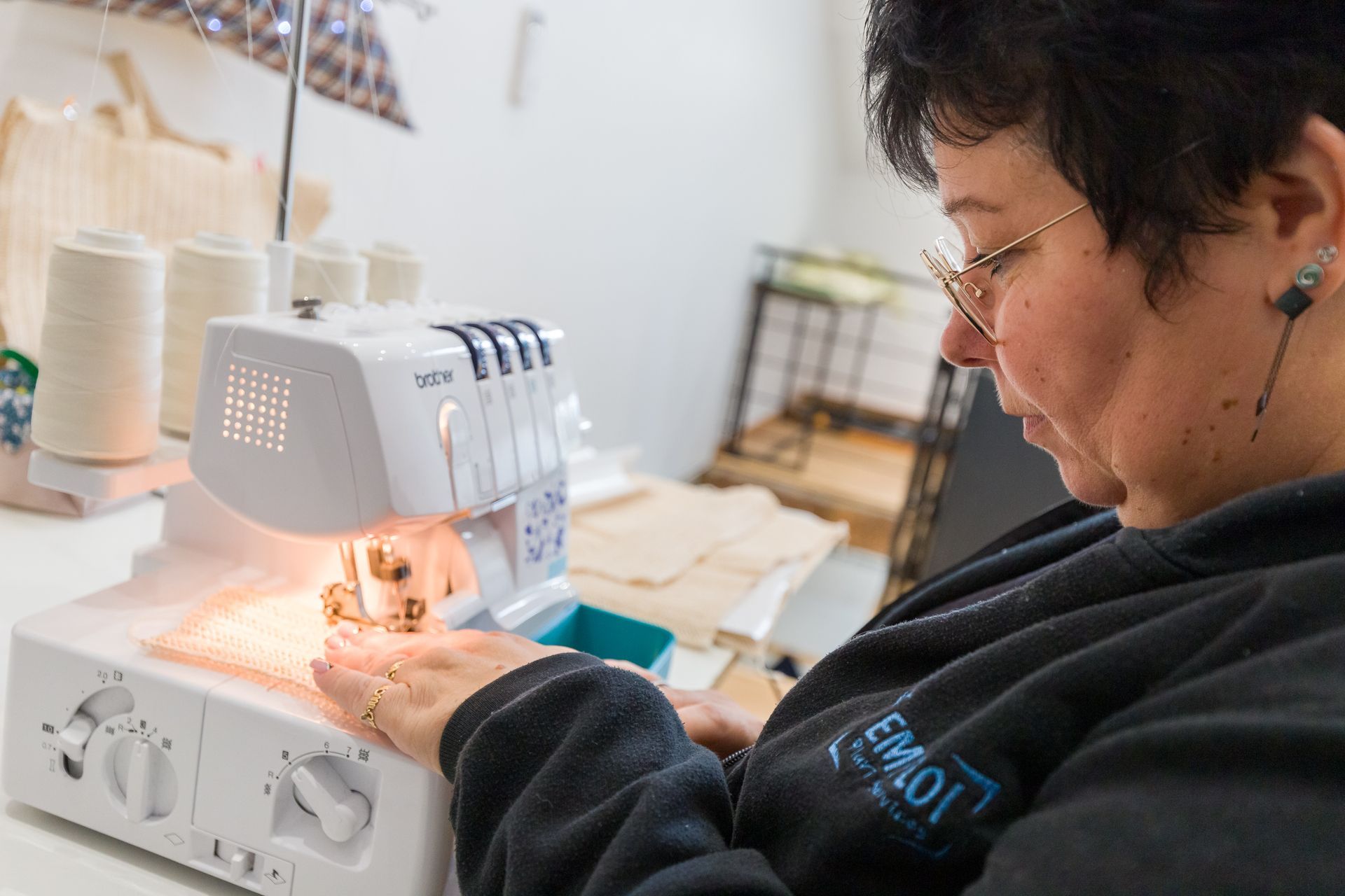 Professionnelle d'EMPLOI PLURI-SERVICES utilisant une machine à coudre