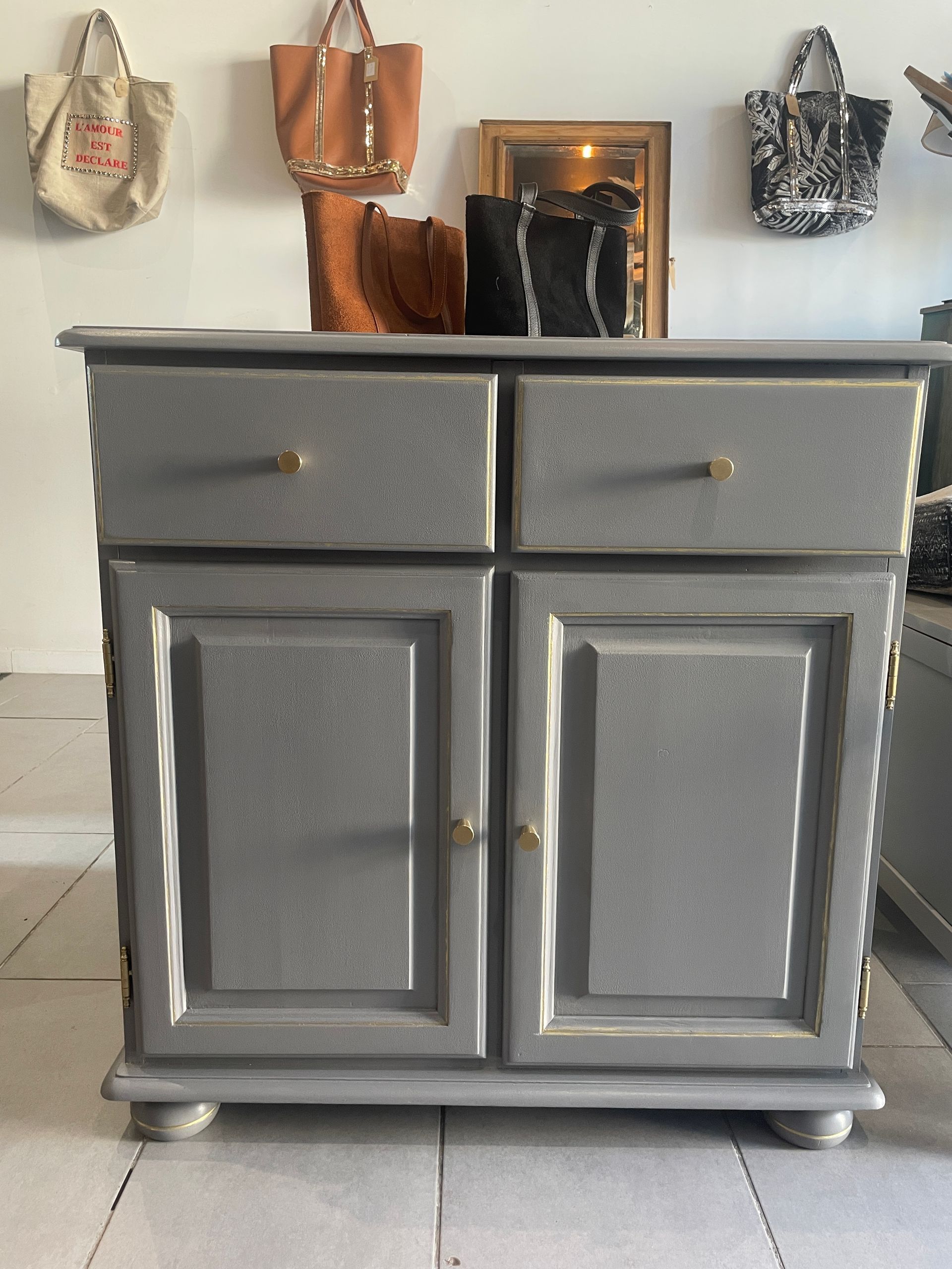 Buffet en pin 2 portes 2 tiroirs
149€
Hauteur : 81 cm
Largeur : 80 cm
Profondeur : 38 cm