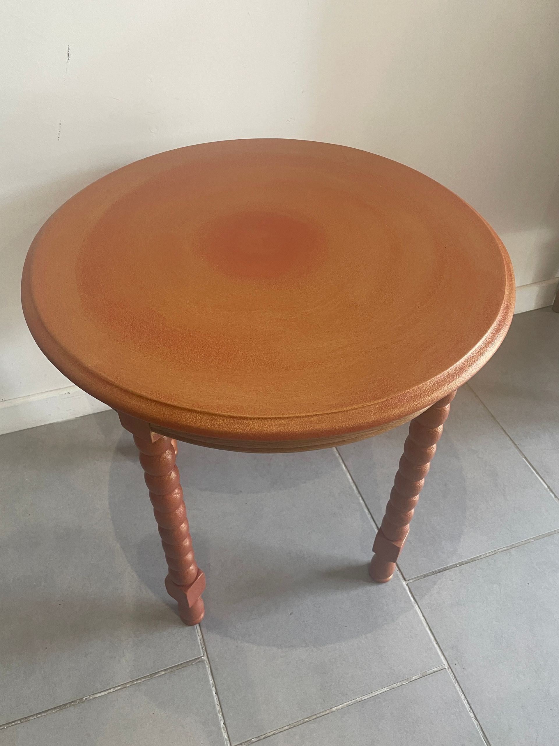 Desserte ronde couleur Tandoori patinée à la cire d'orient.
55 €
Diamètre : 50 cm
Hauteur : 50 cm
