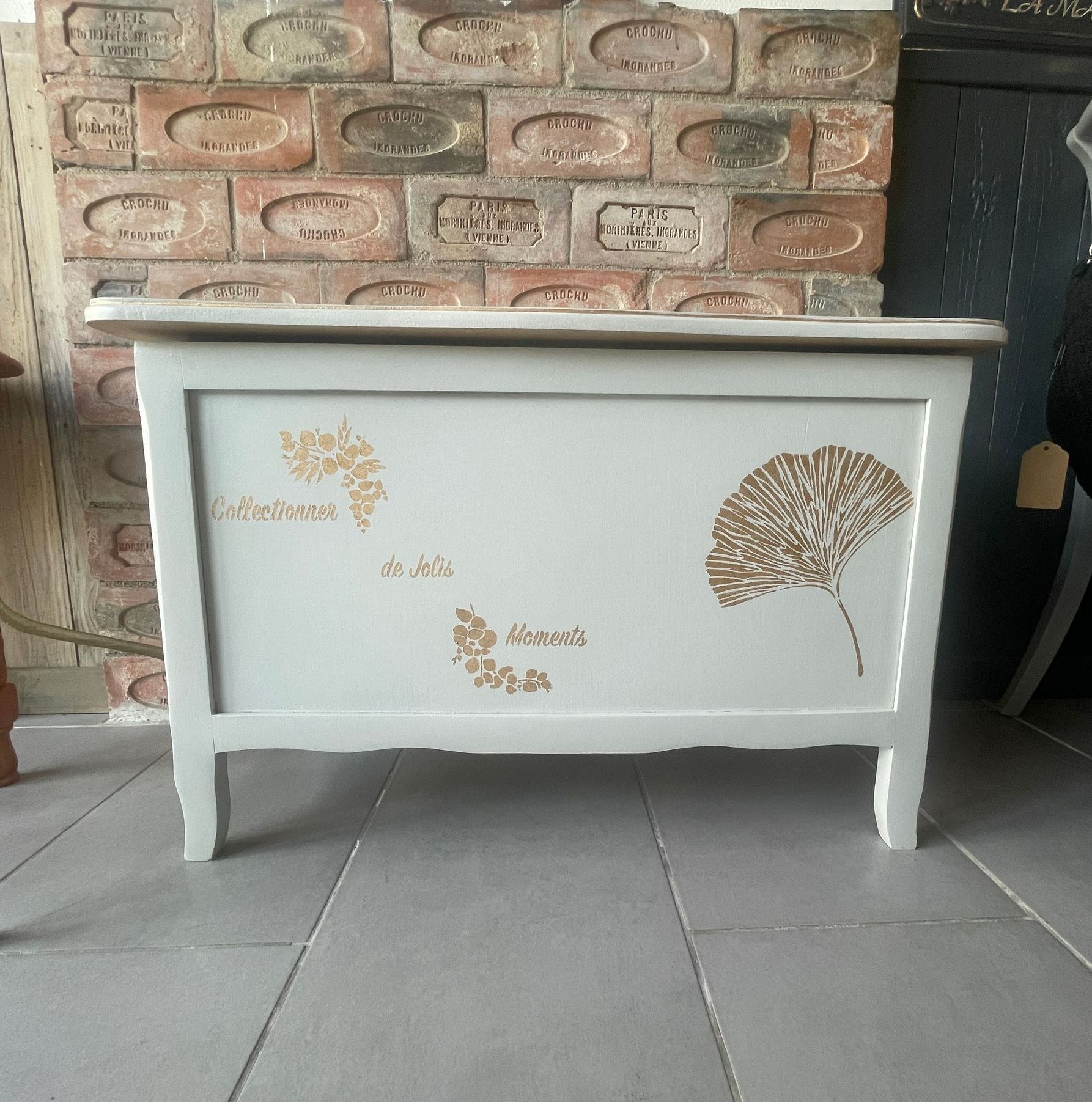 Coffre à jouets couleur Fumée. Pochoirs fleurs Ginko & texte Or antique
65€
Hauteur : 50,5 cm
Largeur : 77 cm
Profondeur : 33,5 cm