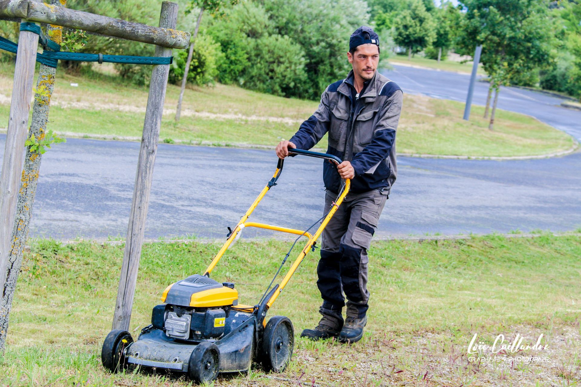 Homme passant la tondeuse