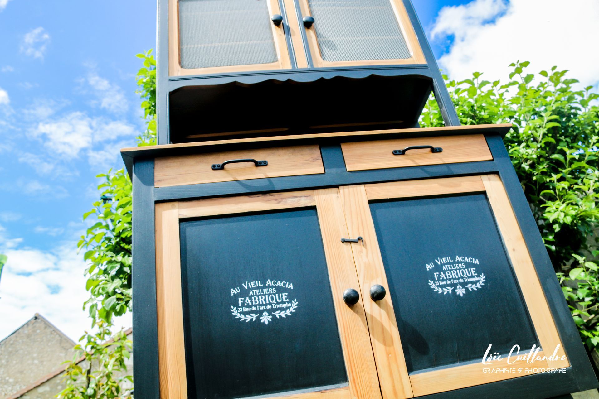 Vaisselier recyclé noir et couleur bois