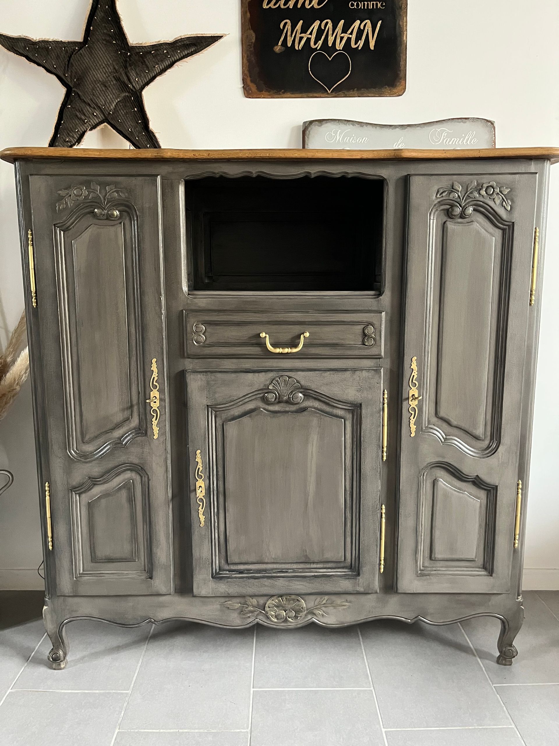 Meuble restauré et peint en gris