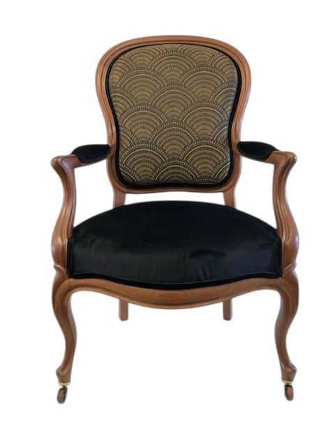 Fauteuil Louis Philippe
215 €
Assise velours noir et dossier jacquard doré sur fond noir