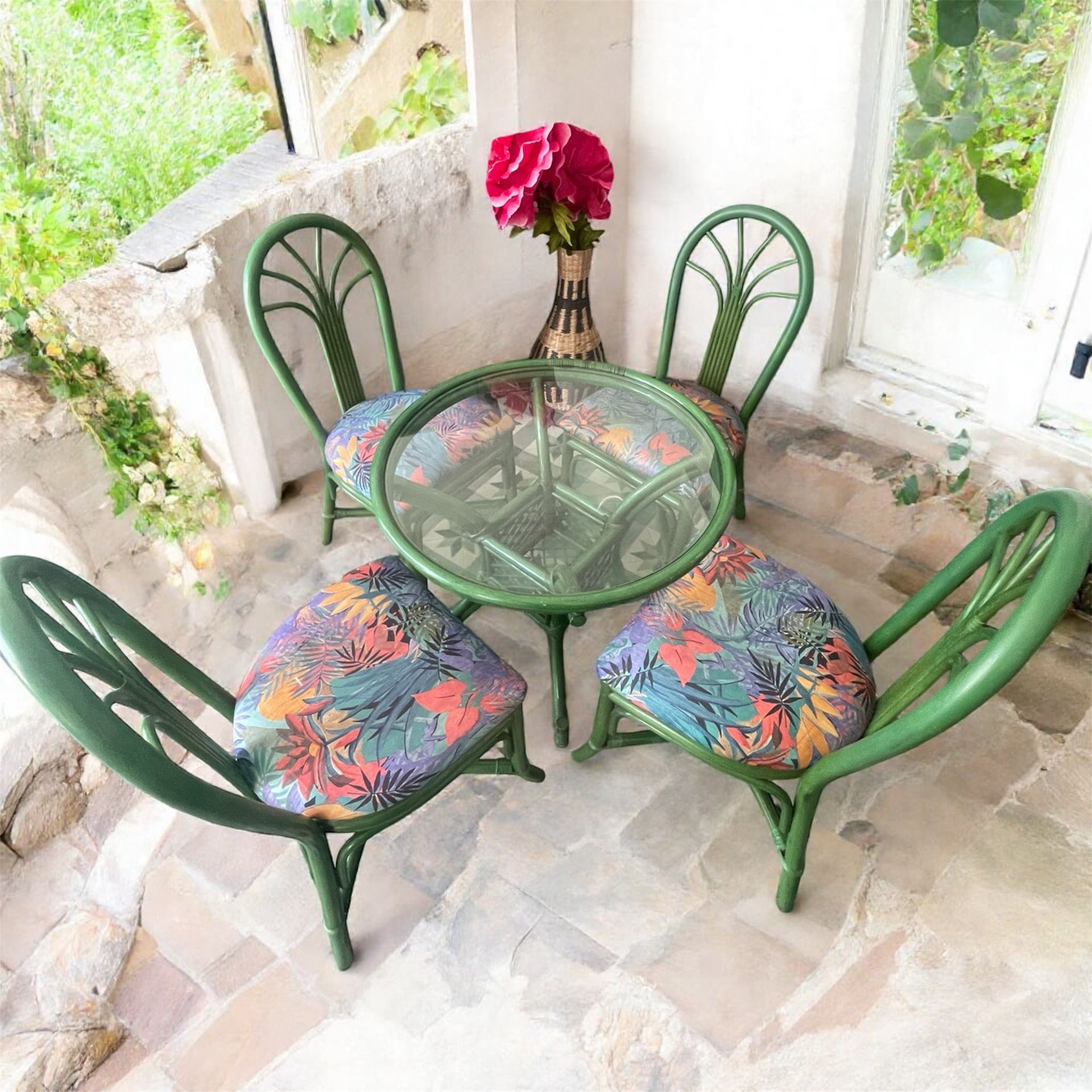 Salon de jardiin en rotin 
150 €
Plateau en verre
4 chaises assorties - assise tissu floral
Hauteur de la table : 65 cm
Diamètre du plateau : 74 cm