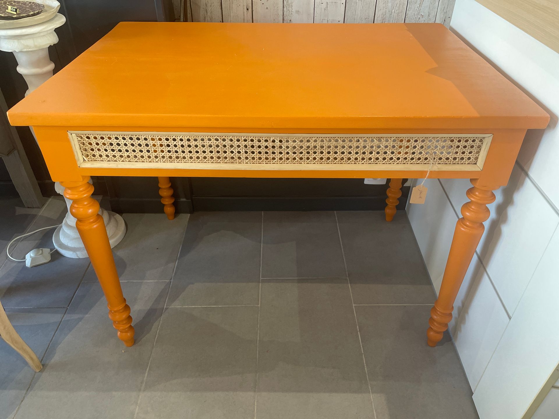 Table en bois rectangulaire
150€
Couleur potimaron
Cannage
Hauteur : 74 cm
Largeur : 100 cm
Profondeur : 68 cm