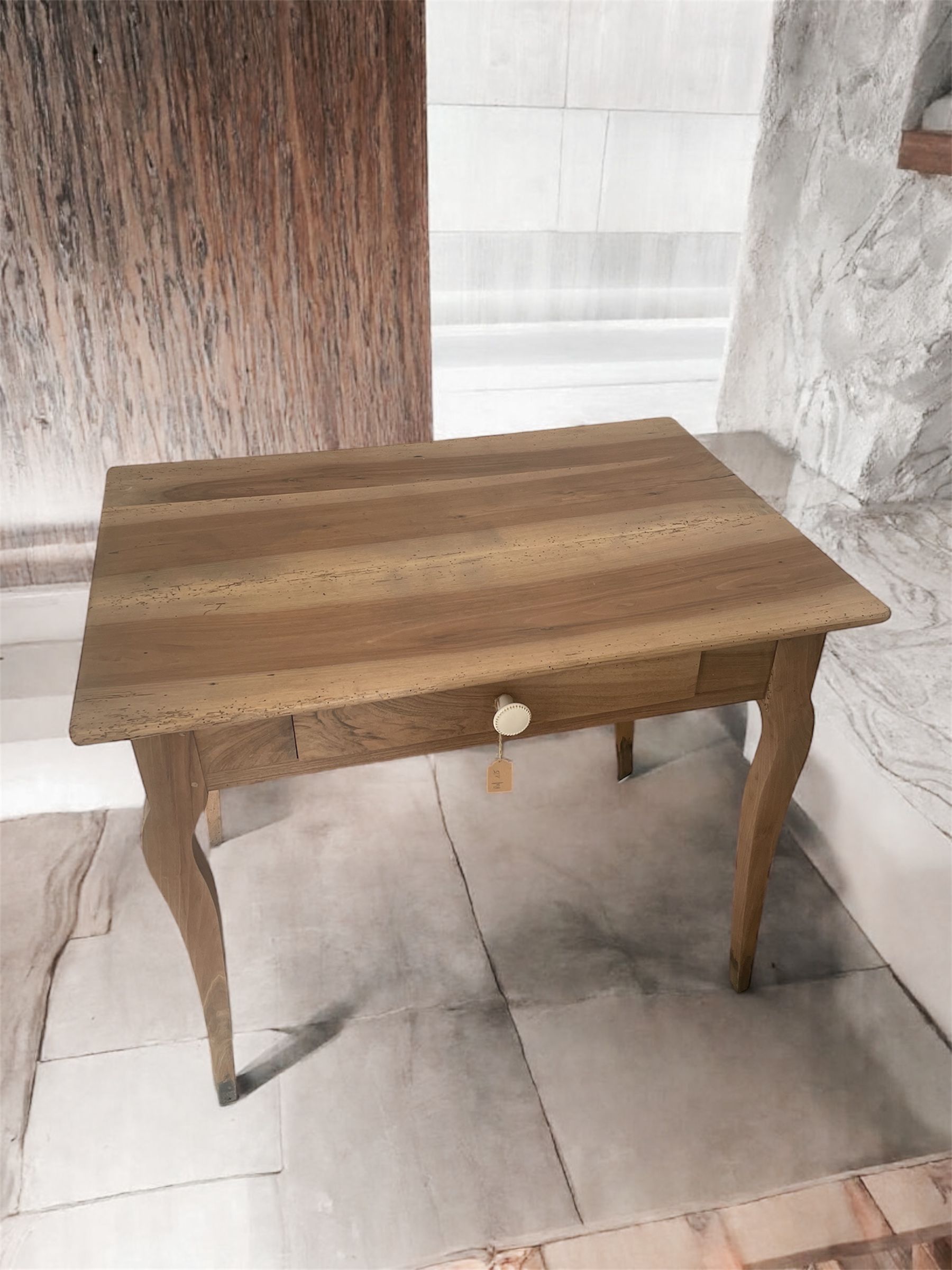 Table / bureau rectangulaire
60€
Avec tiroir en bois
Finition satinée
Hauteur : 70 cm
Largeur : 85 cm
Profondeur : 59.5 cm