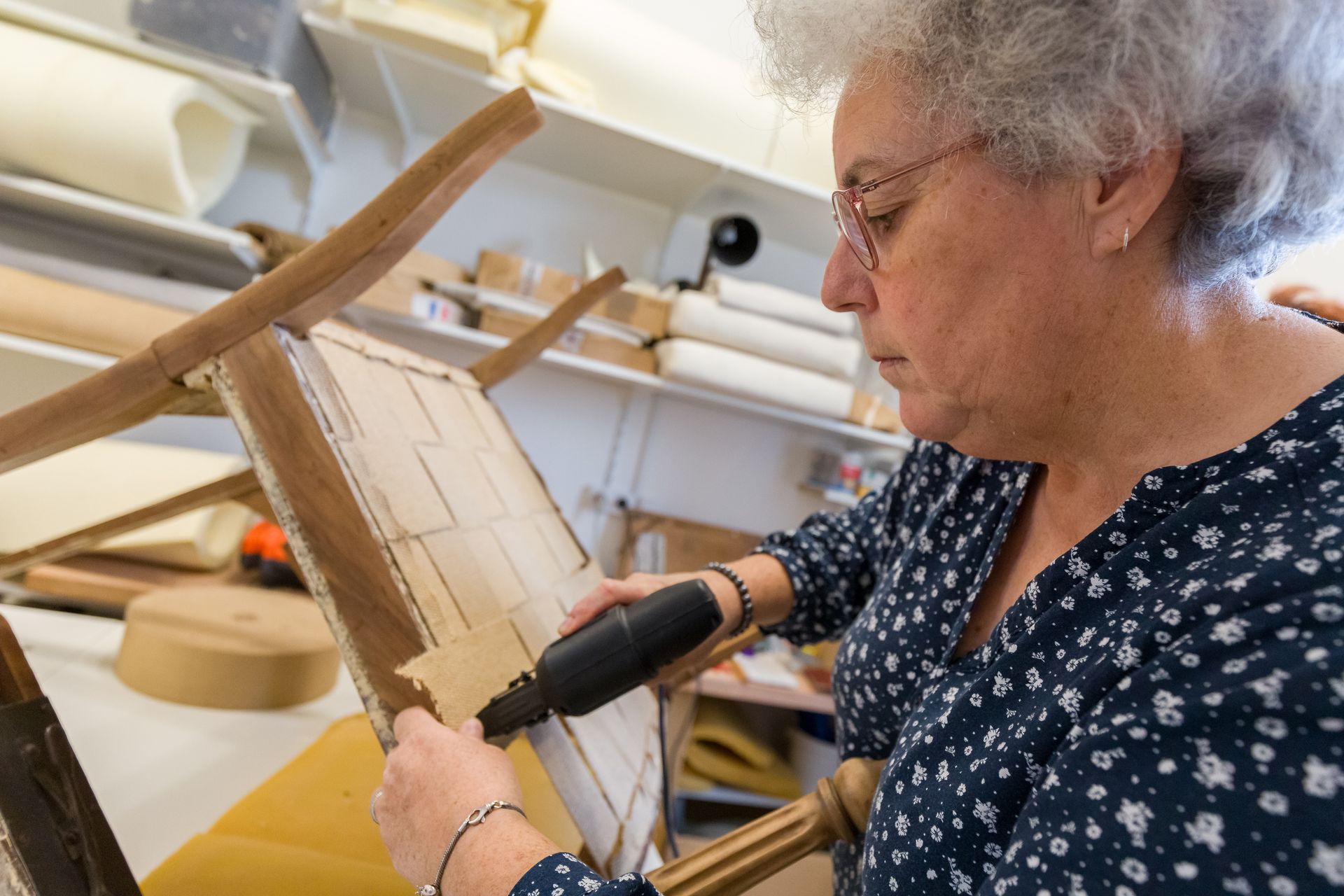 Professionnelle d'EMPLOI PLURI SERVICES réparant une chaise