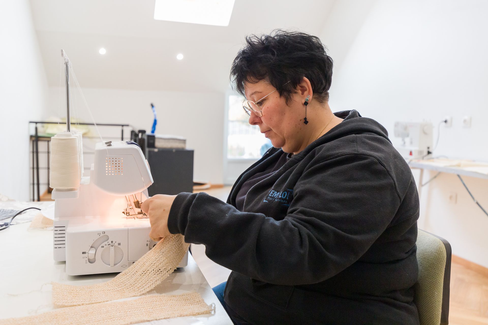 Professionnelle d'EMPLOI PLURI SERVICES faisant du tressage pour des meubles