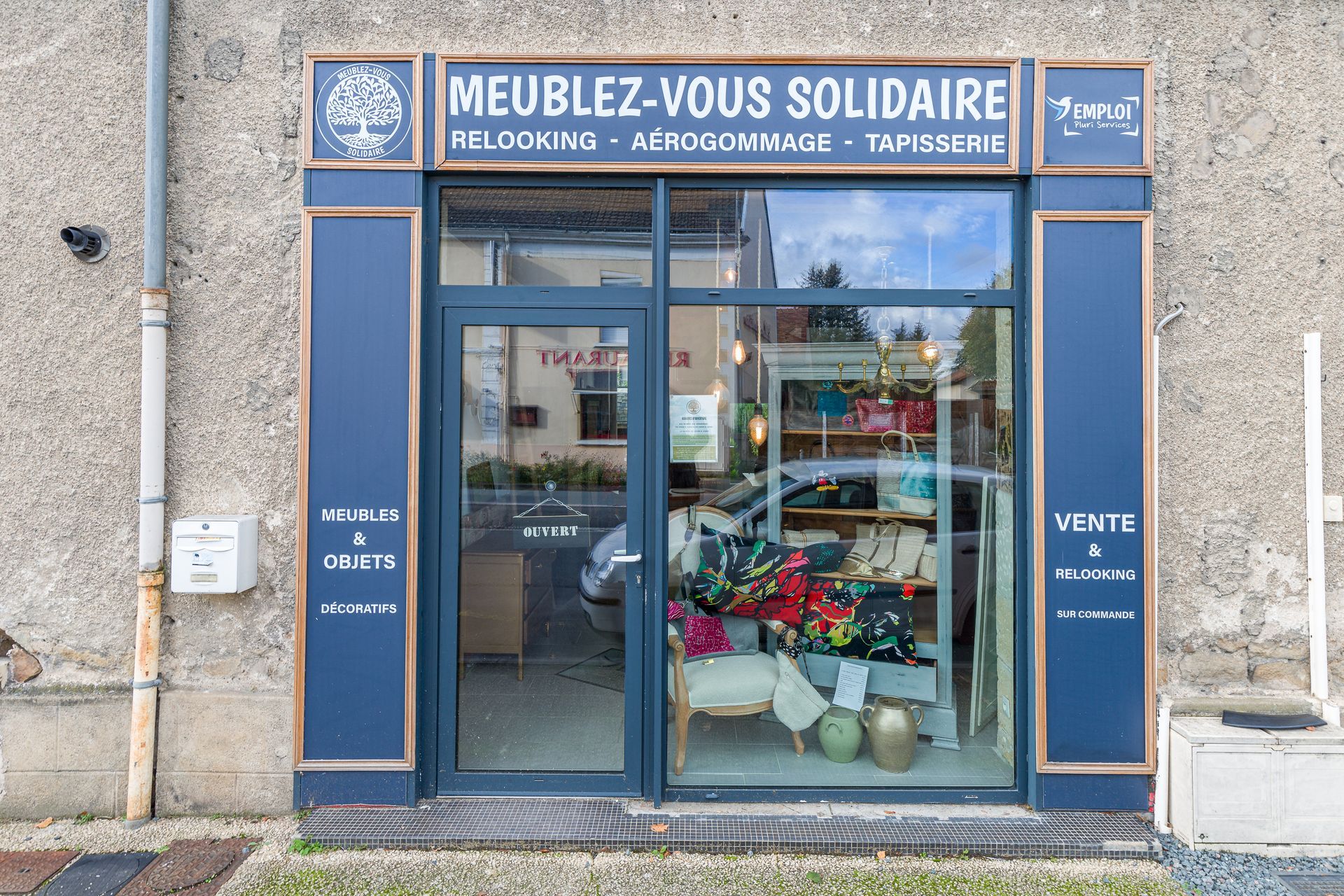 Vitrine de la boutique solidaire d'EMPLOI PLURI-SERVICES