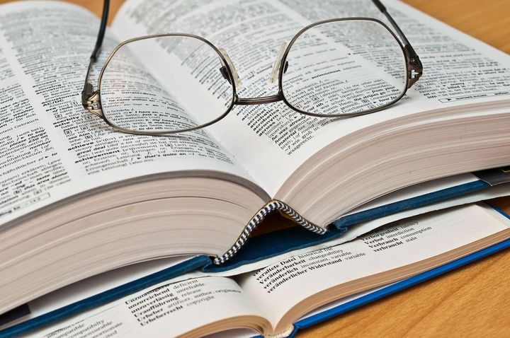 Eine Brille auf einem offenen Buch