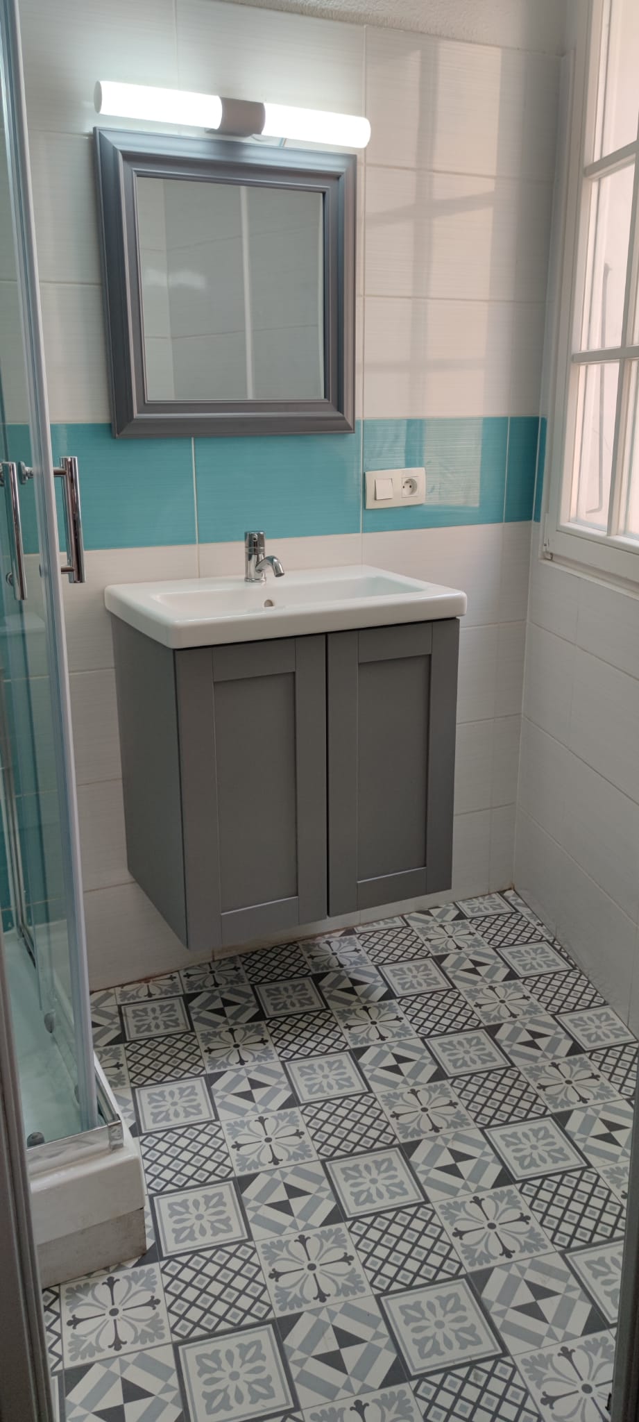 Robinet et miroir de salle de bains