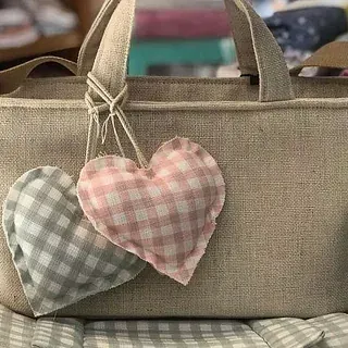 Una bolsa con dos corazones colgando de ella.