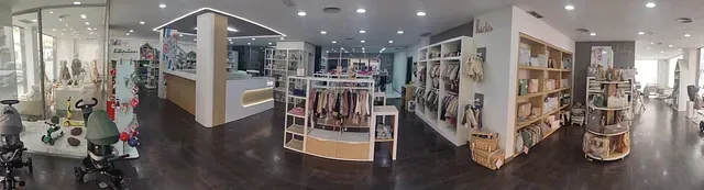 Una vista panorámica de una tienda llena de estantes.