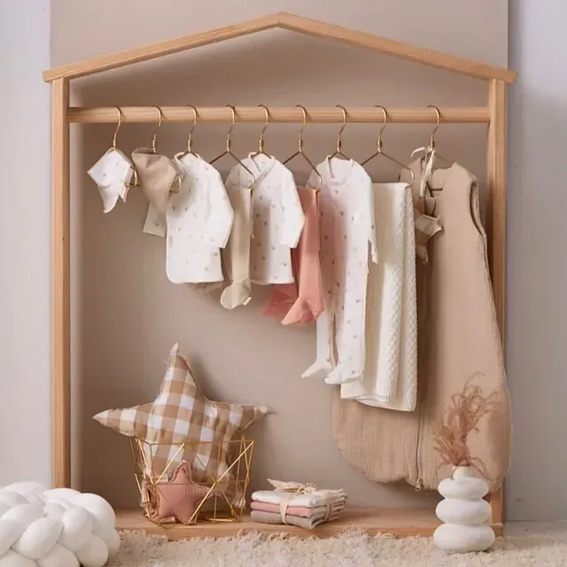 Un perchero de madera con ropa colgada.