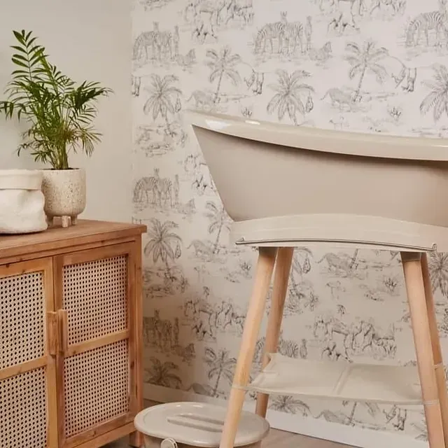 Una habitación con un armario de mimbre y un cambiador.