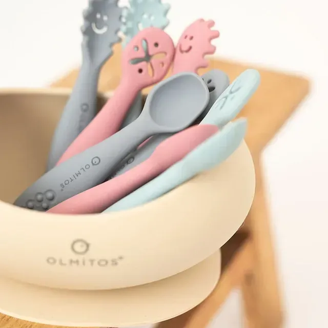 Un recipiente con cucharas que dice Olmitos.