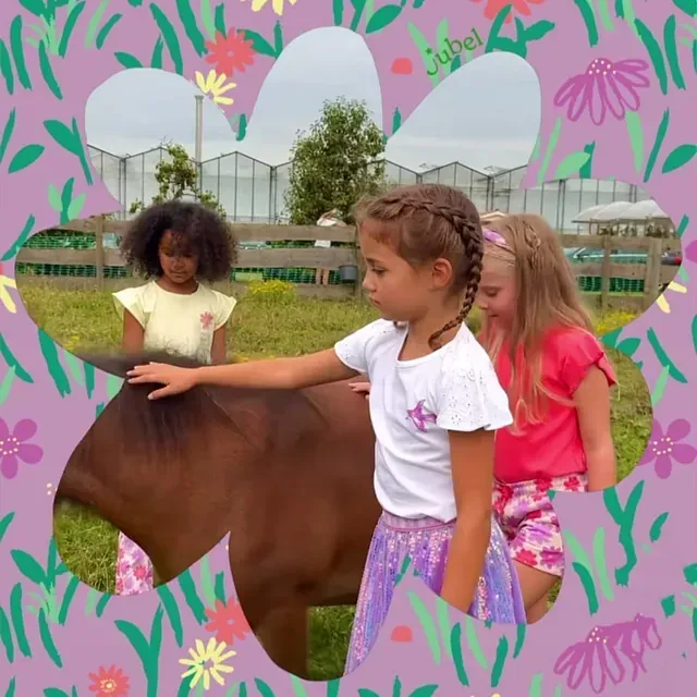 Dos niñas acariciando un caballo marrón sobre un fondo morado