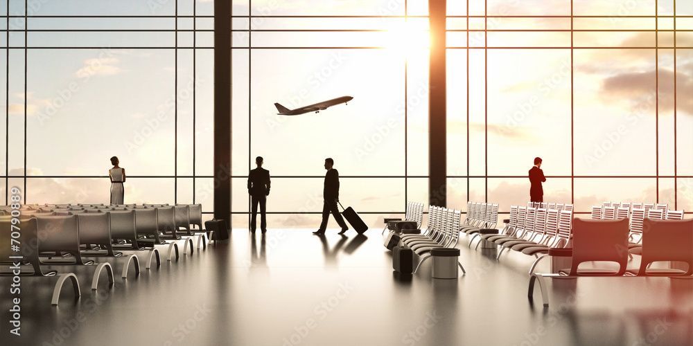 Flughafeninterieur mit Passagieren, Sitzplätzen und einem im Hintergrund startenden Flugzeug.