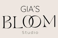 Logotipo de Gia’s Bloom Studio en negro y beige con letras florales estilizadas