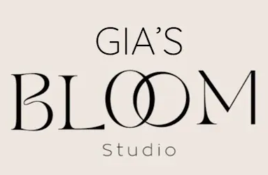 Logotipo de Gia’s Bloom Studio en negro y beige con letras florales estilizadas