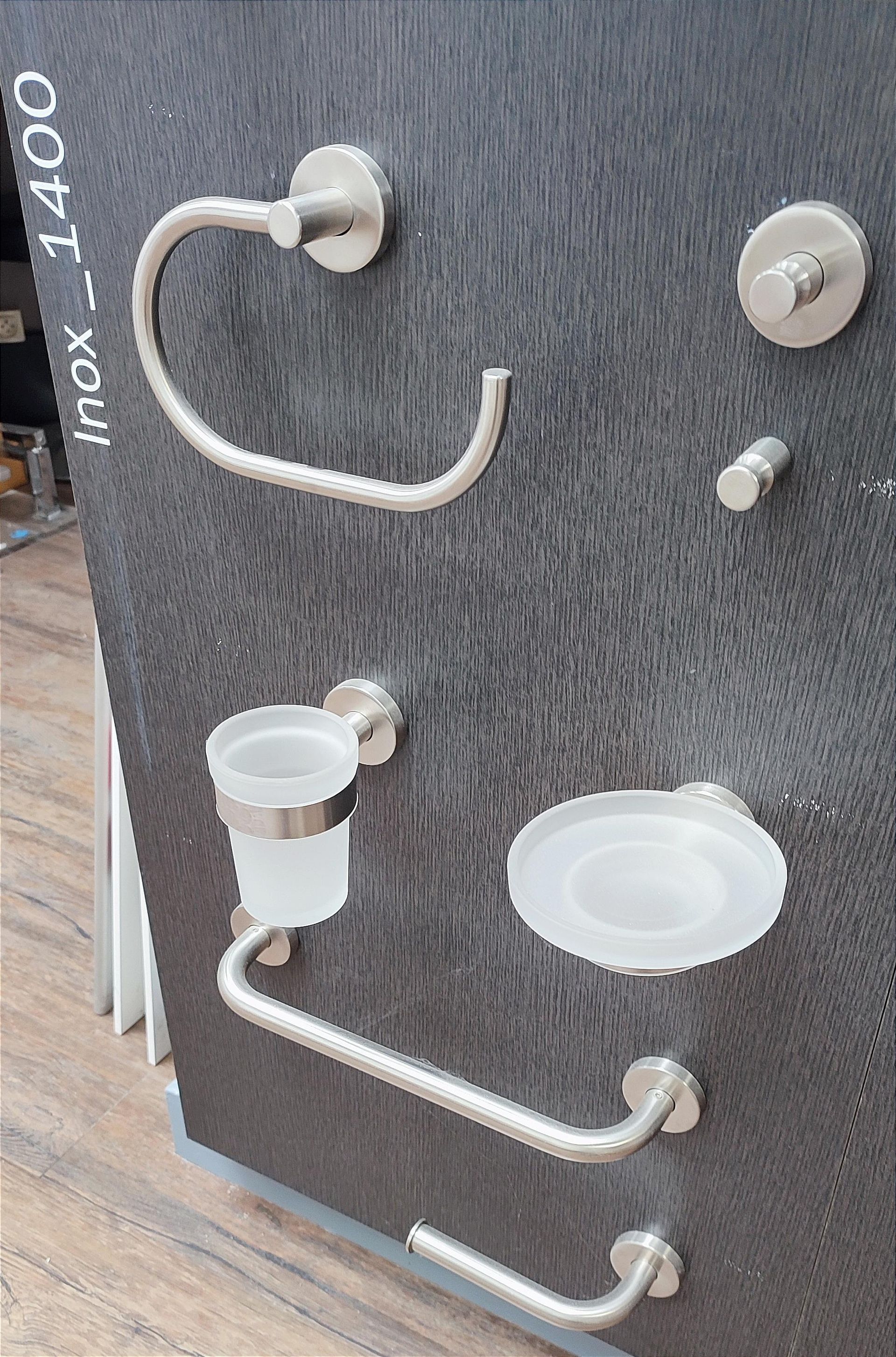 Accessoires de salle de bains transparents