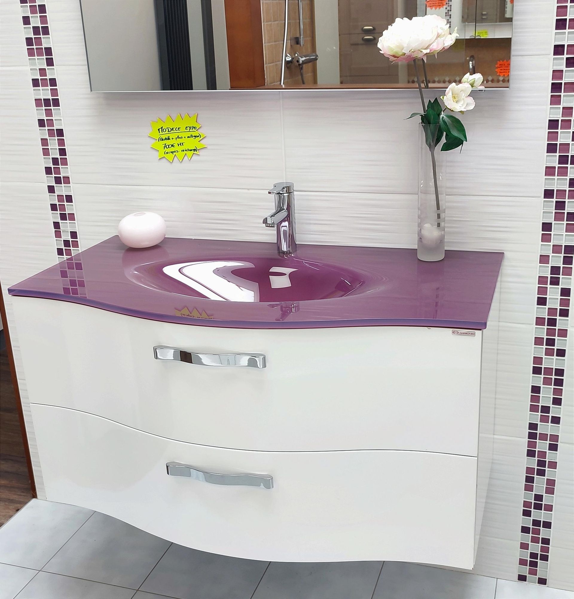 Lavabo violet et blanc