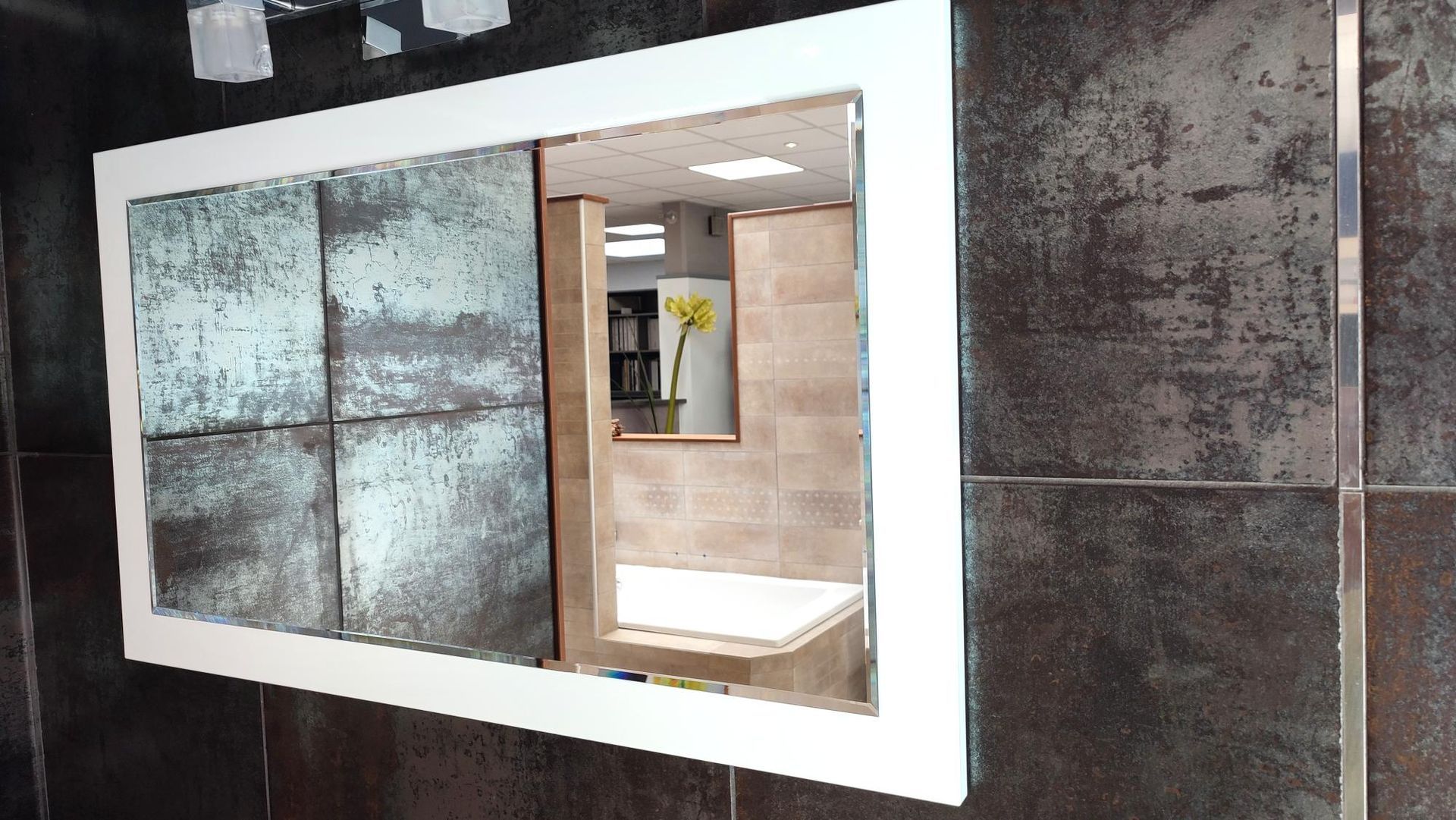 Miroir avec lumière intégrée