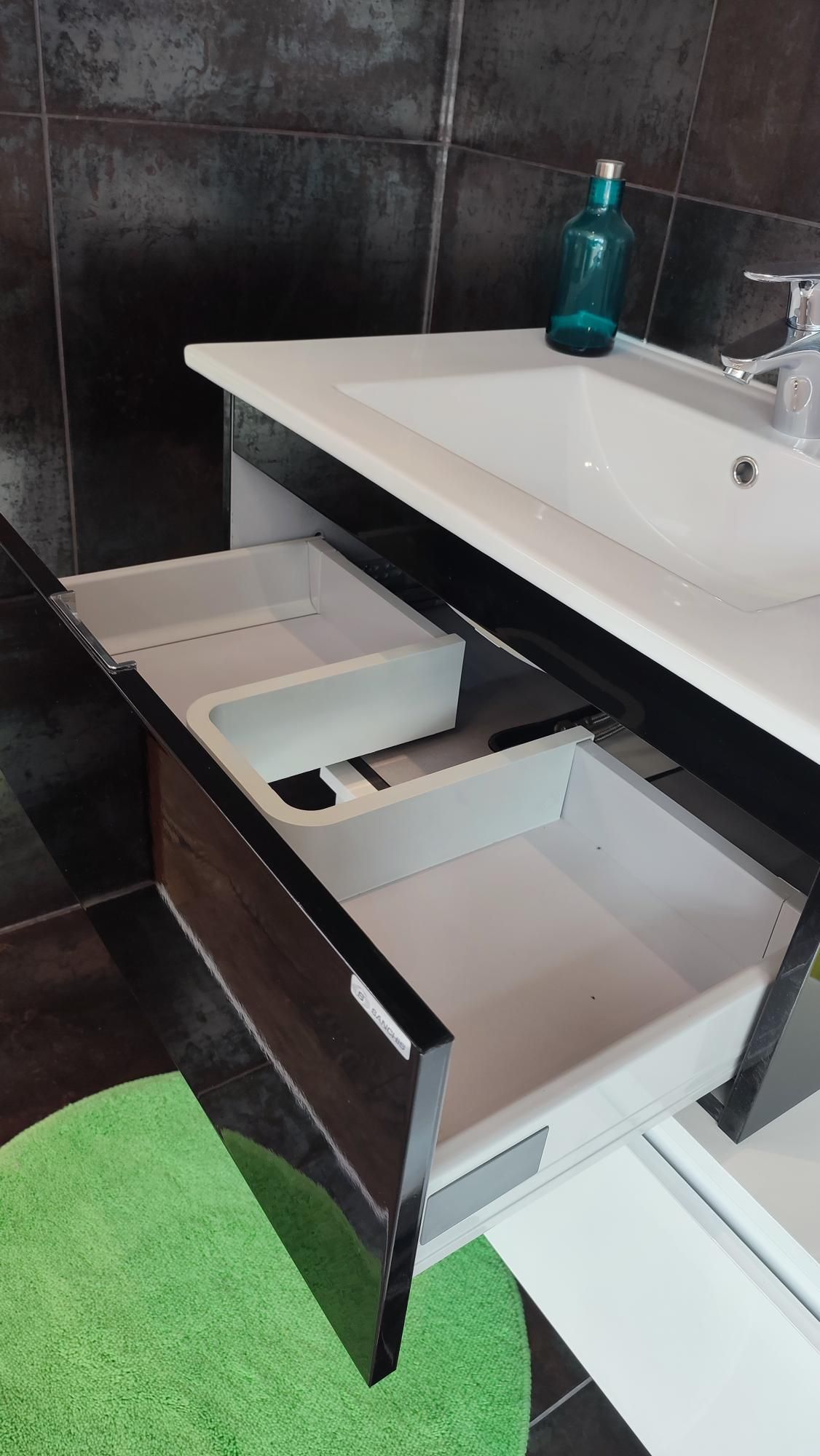 Tiroir ouvert d'un meuble de lavabo