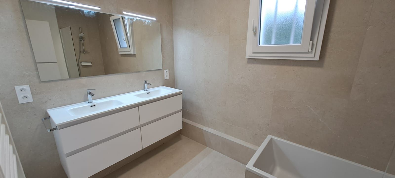 Double vasque et grand miroir