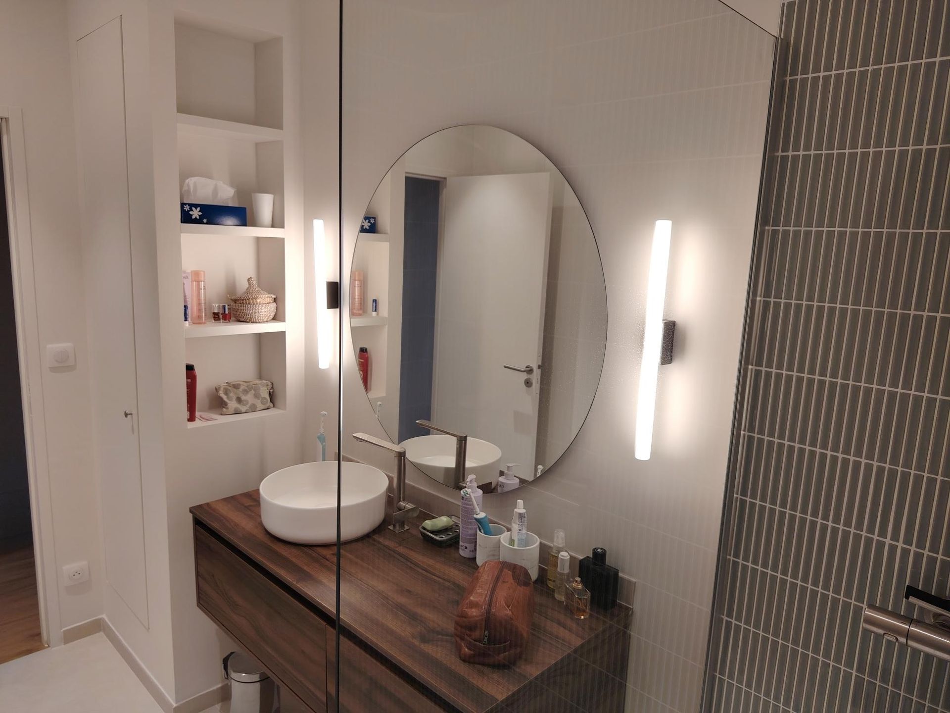 Ensemble de salle de bains de la marque Sanijura