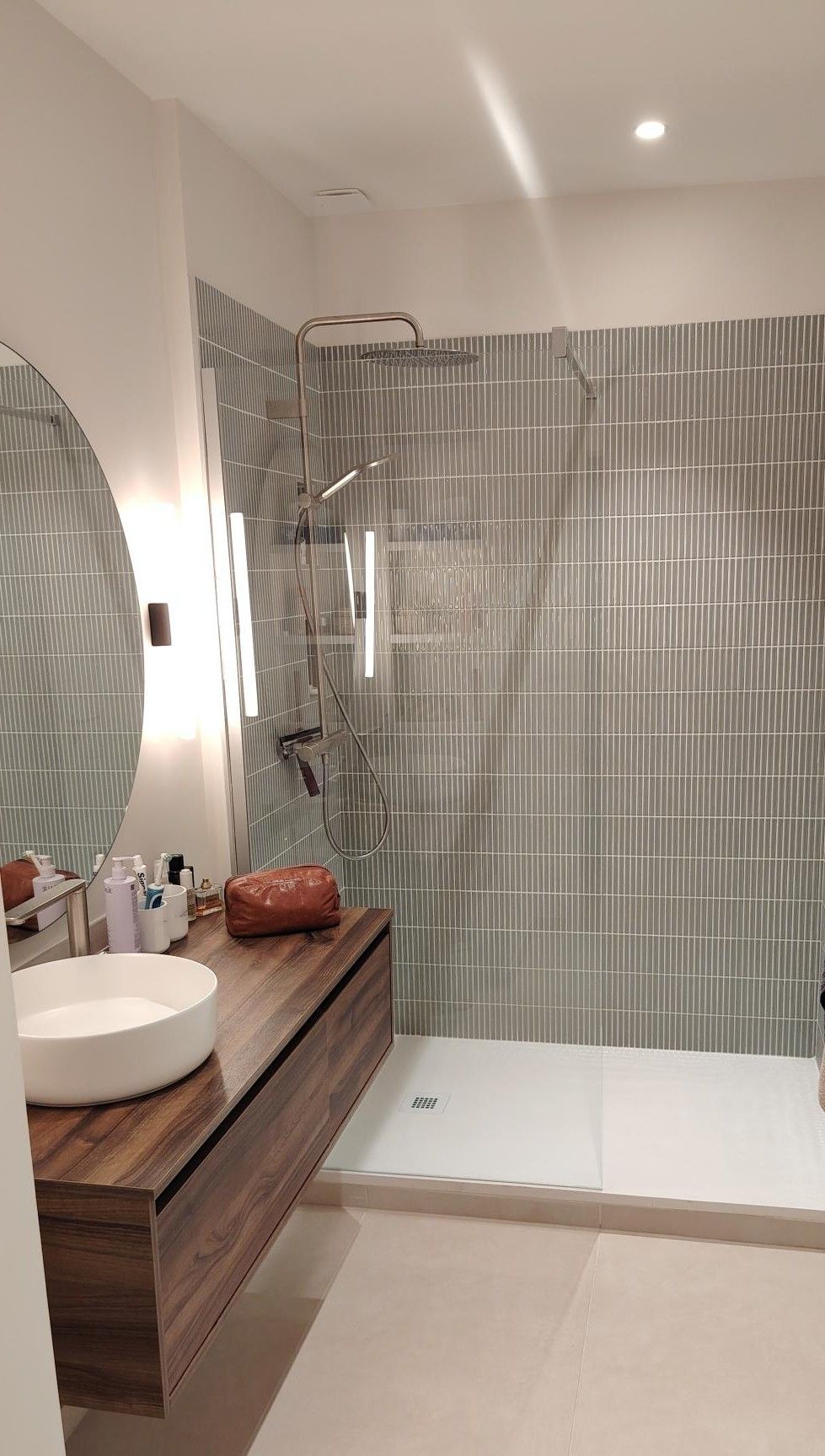 Salle de bains avec douche à l'italienne